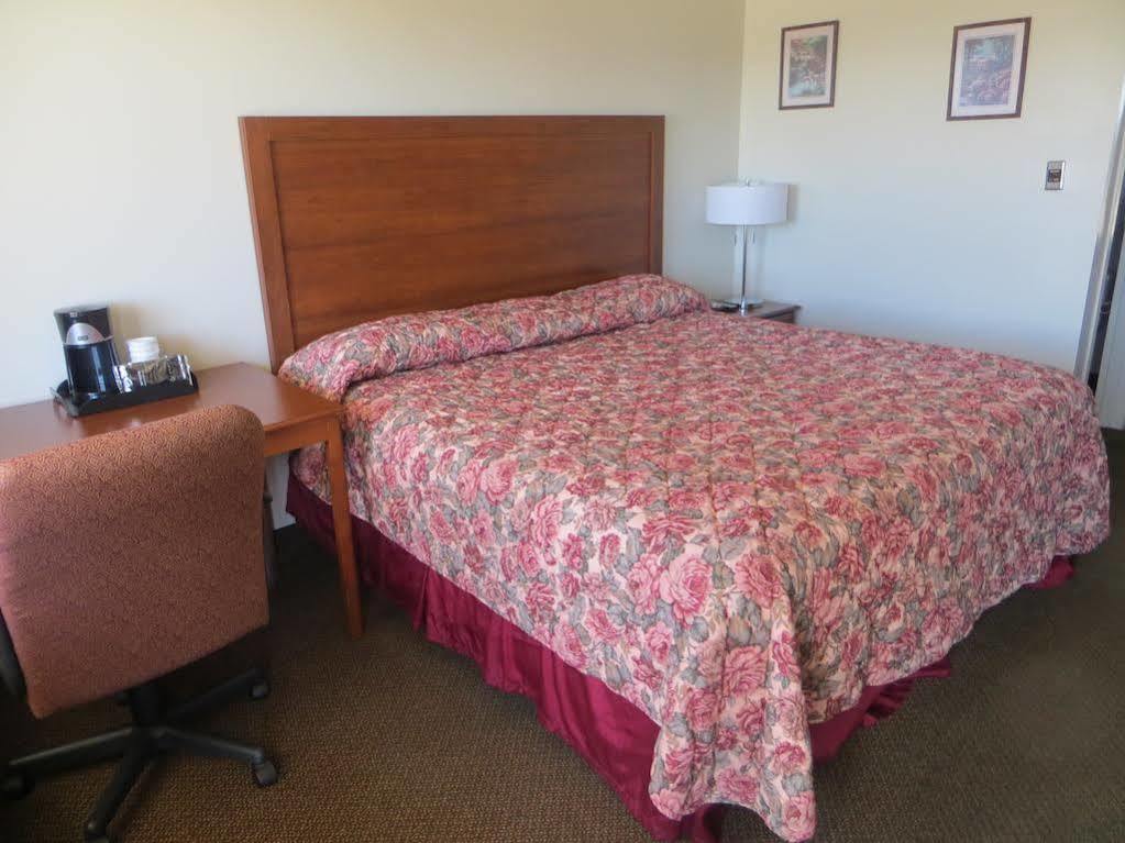 The Lodge At Russell - Russell Inn Экстерьер фото