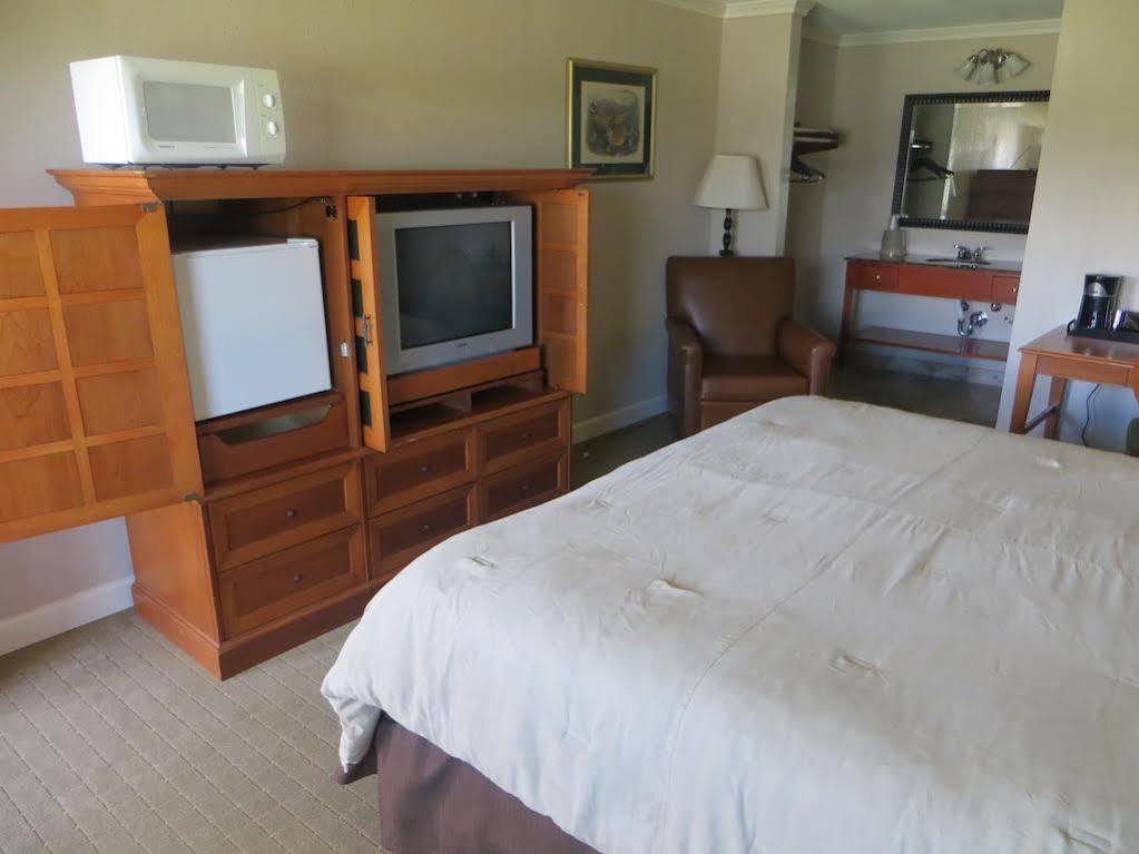 The Lodge At Russell - Russell Inn Экстерьер фото