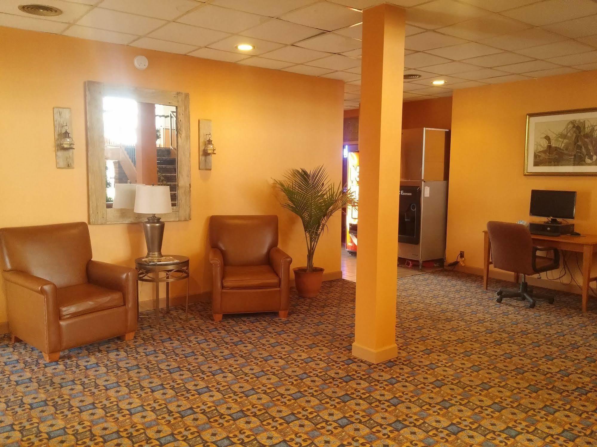 The Lodge At Russell - Russell Inn Экстерьер фото