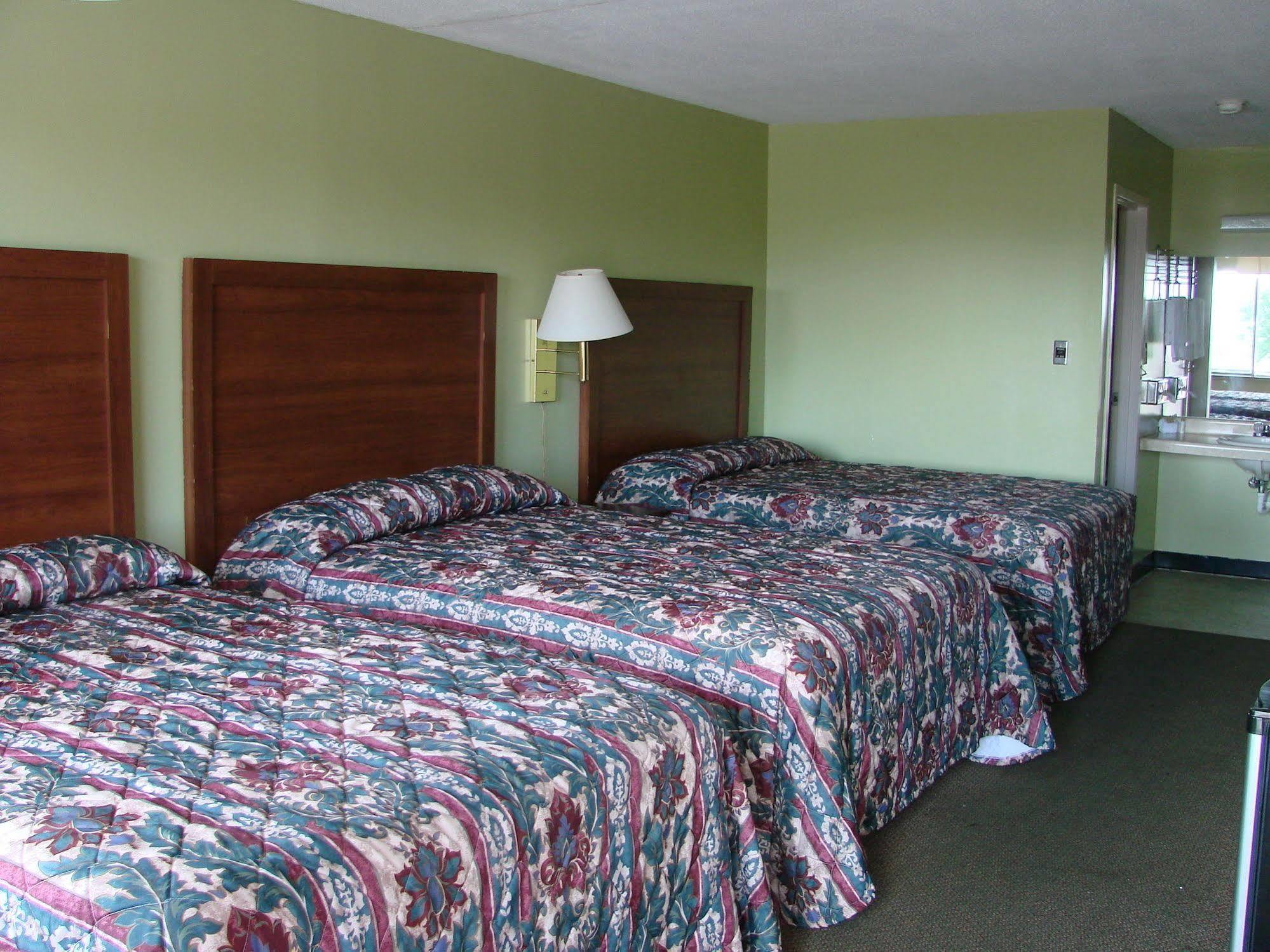 The Lodge At Russell - Russell Inn Экстерьер фото