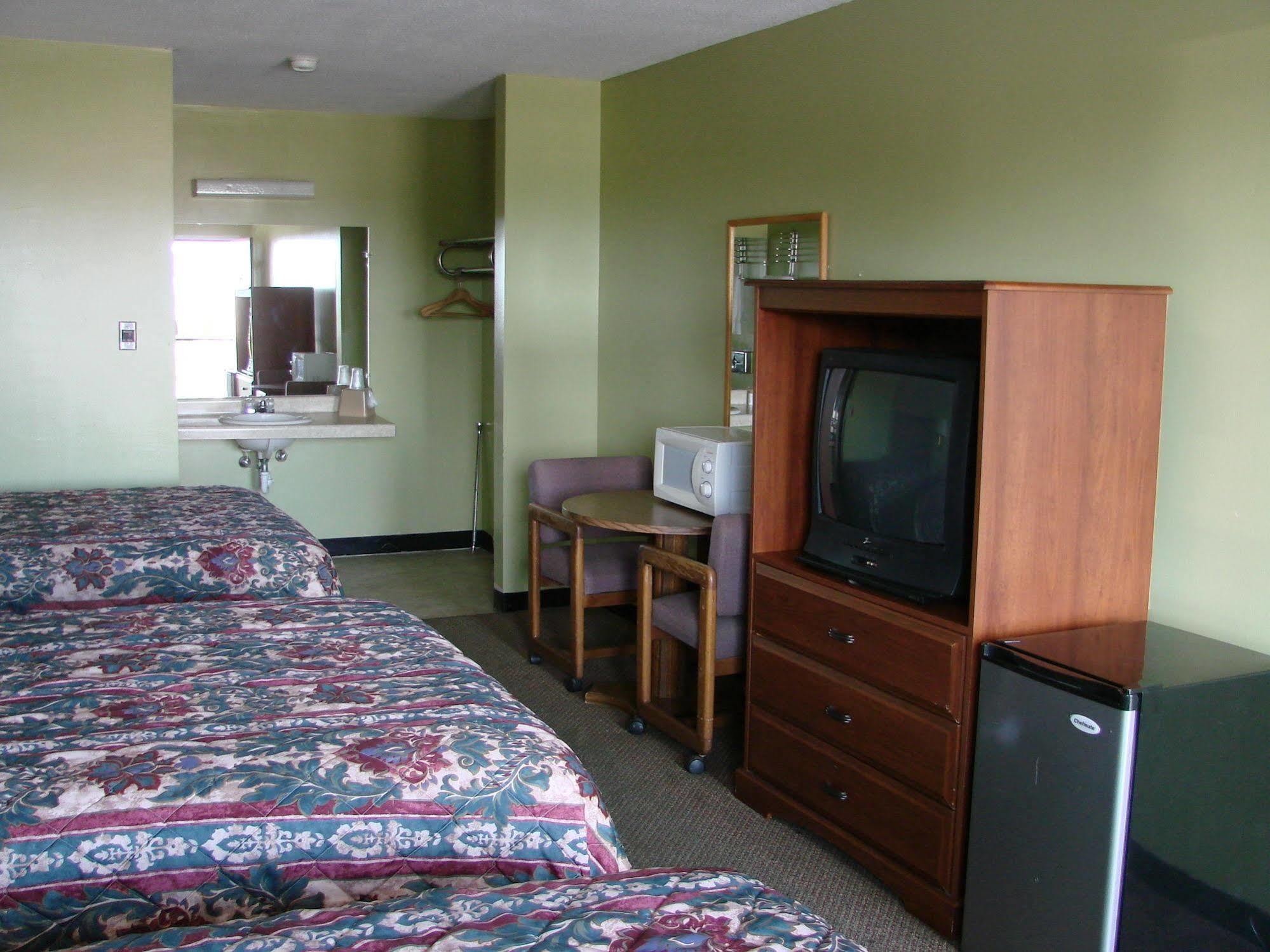 The Lodge At Russell - Russell Inn Экстерьер фото